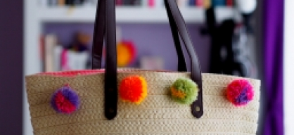 DIY: slamená kabelka s brmbolcami // pom pom straw tote 