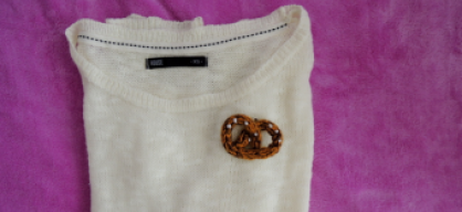 DIY: knitting pretzel brooch