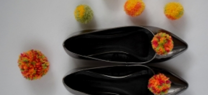 DIY: vyrobte si brošňu na topánky z vlny // pom - pom shoe brooch